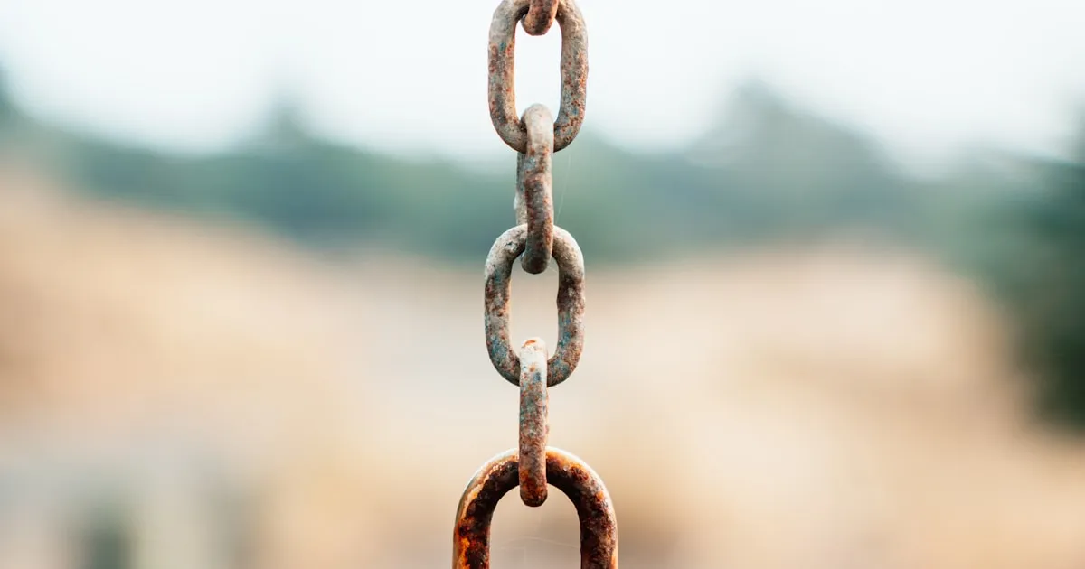 Vorhängeschloss an einem Server-Rack, das die Herstellerbindung darstellt